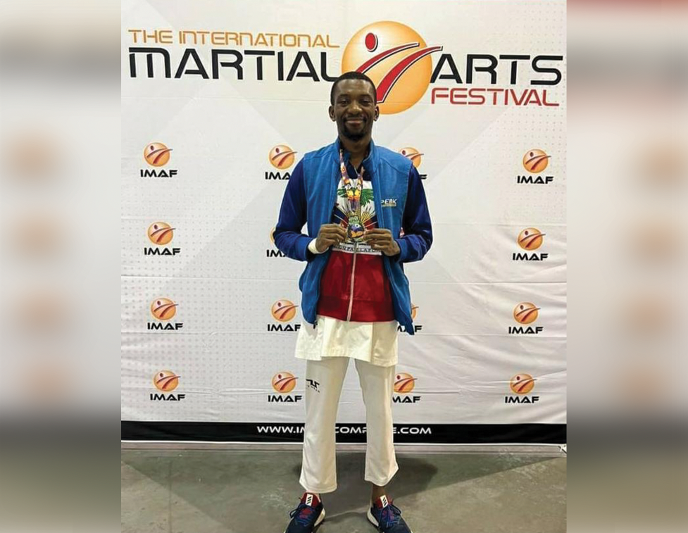 Le taekwondoiste haïtien Grégory Jean-Baptiste offre une médaille d'argent à Haïti